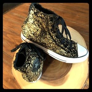 Converse Woman’s Chuck Taylor Hi top sneakers